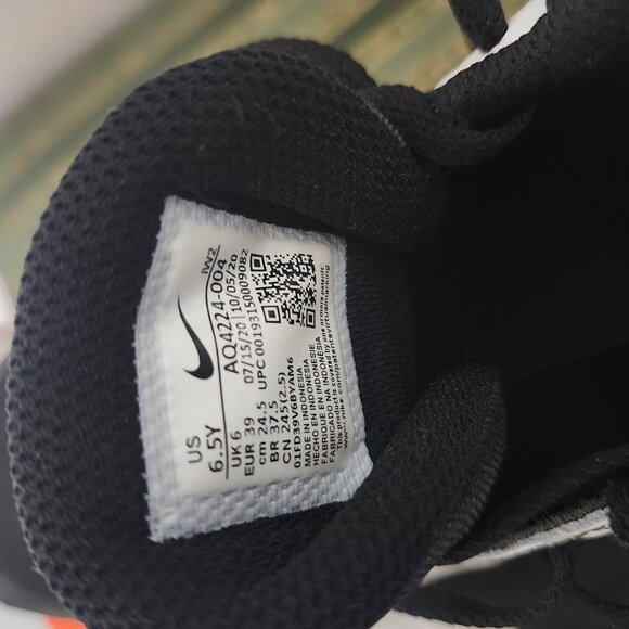 Boy's Nike Team Hustle basketball shoes 6.5 Y - Picture 7 of 8